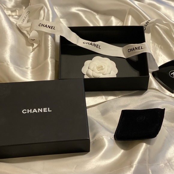 CHANEL Box, Ribbon, Dual Mirror with velvet protective cover, Camellia Flower - Picture 9 of 9